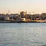 ...i lavori sono in atto sul �Pizzoli�, molo che chiude l�ansa a nord-est